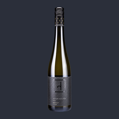 2023 Gruener Veltliner Smaragd® X.TREM – ganze Flasche auf Anthrazit