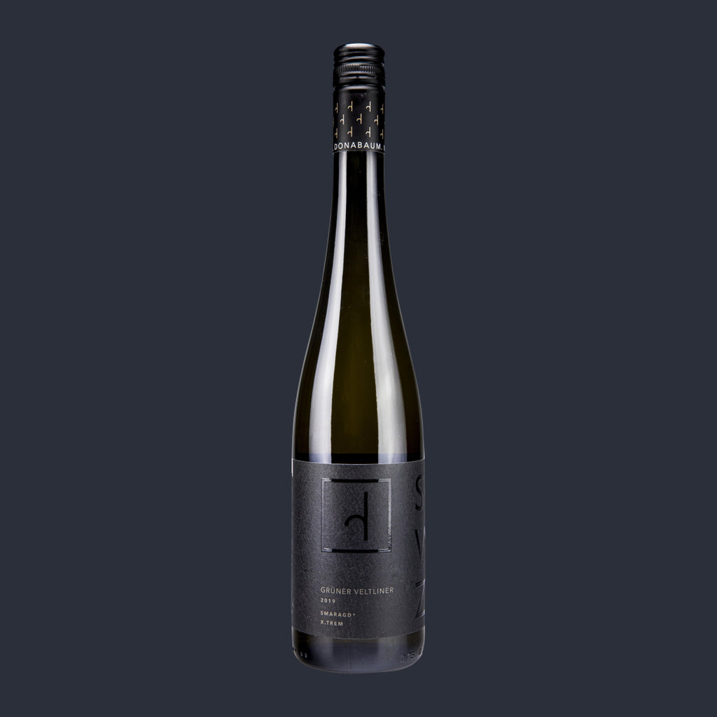 Grüner Veltliner SMARAGD X.TREM 2024 – ganze Flasche auf Anthrazit