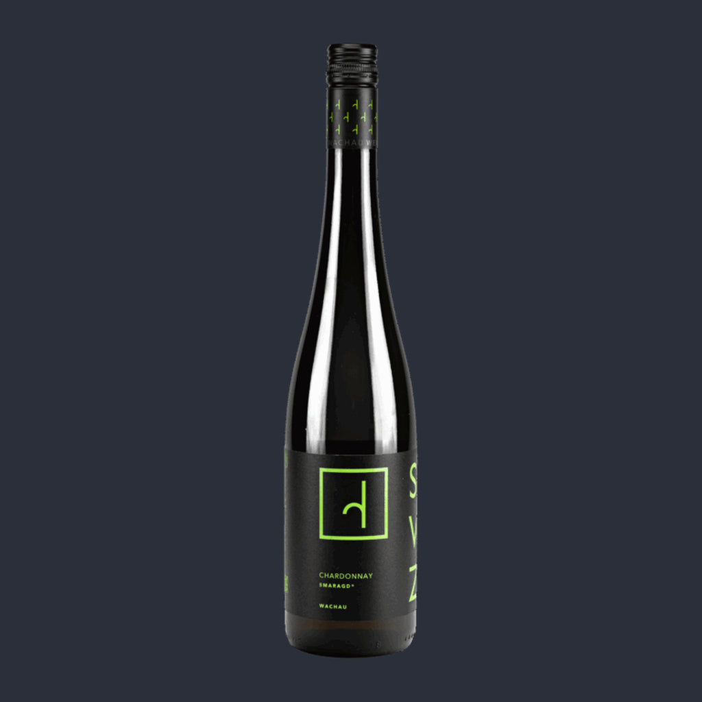Chardonnay SMARAGD Wachau DAC 2024 – ganze Flasche auf Anthrazit