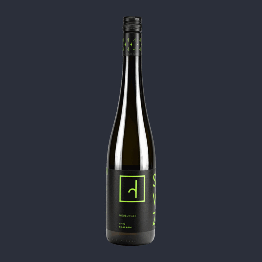 Neuburger SMARAGD SPITZ 2024 – ganze Flasche auf Anthrazit