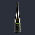 Neuburger SMARAGD SPITZ 2024 – ganze Flasche auf Anthrazit