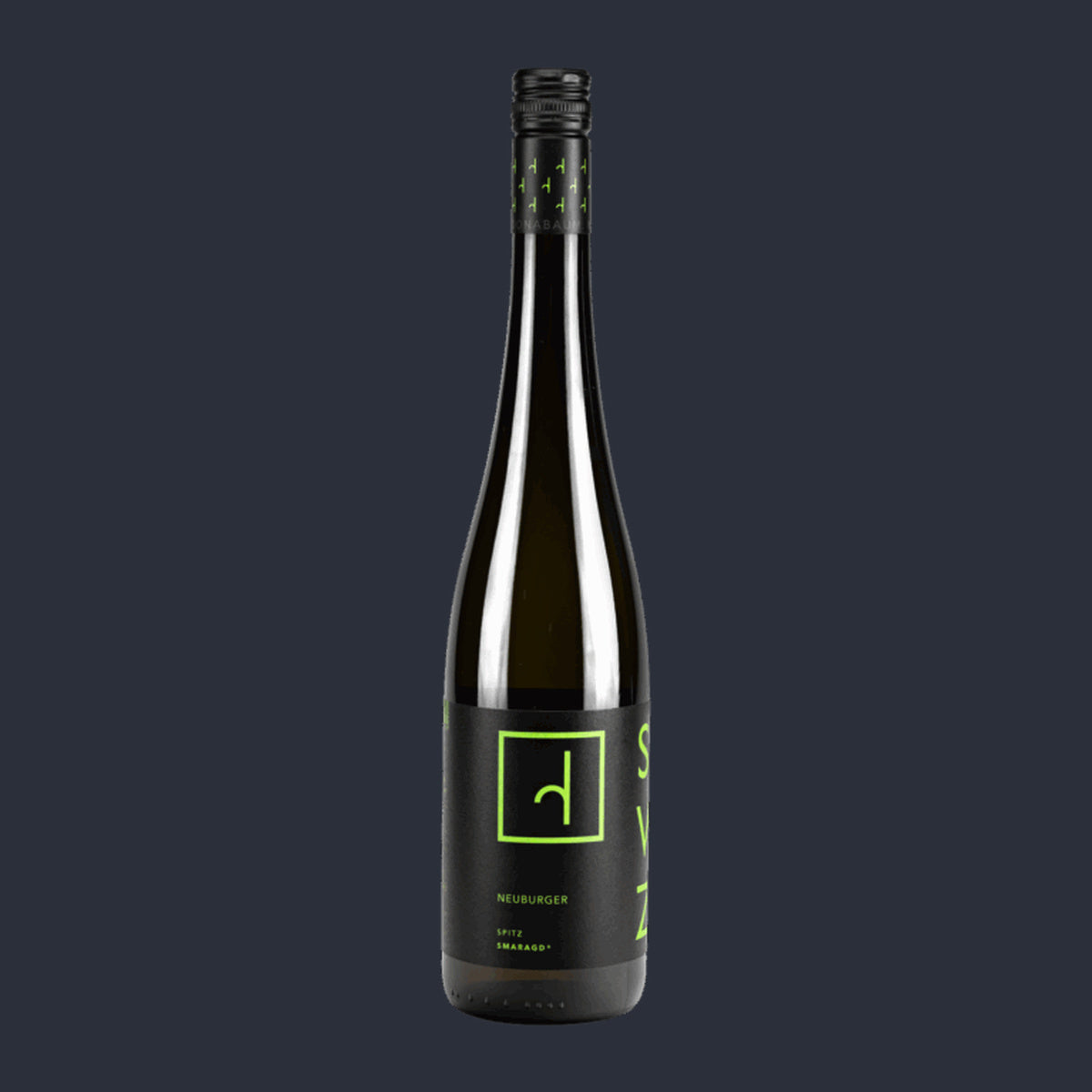 Neuburger SMARAGD SPITZ 2024 – ganze Flasche auf Anthrazit