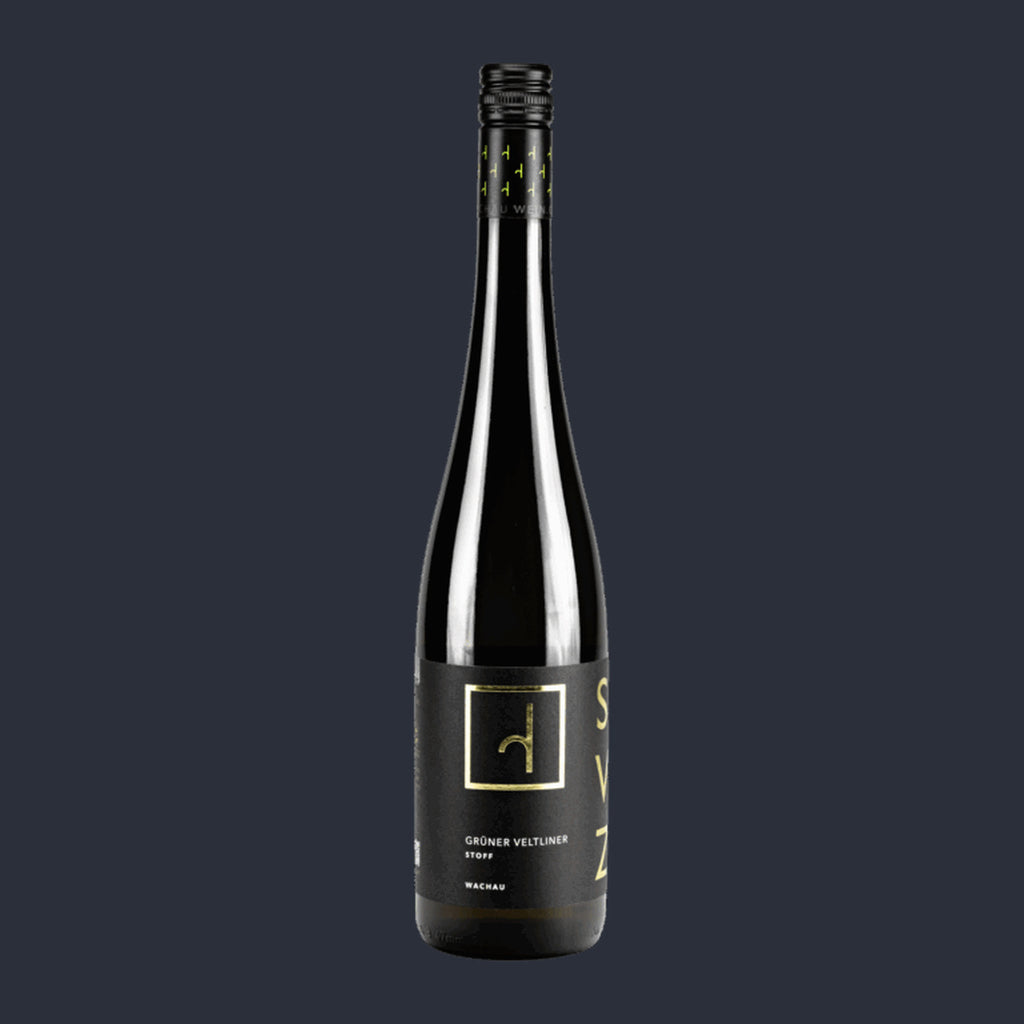 Grüner Veltliner STOFF 2023 – ganze Flasche auf Anthrazit