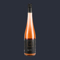 Rosé vom Berg 2025 – ganze Flasche auf Anthrazit
